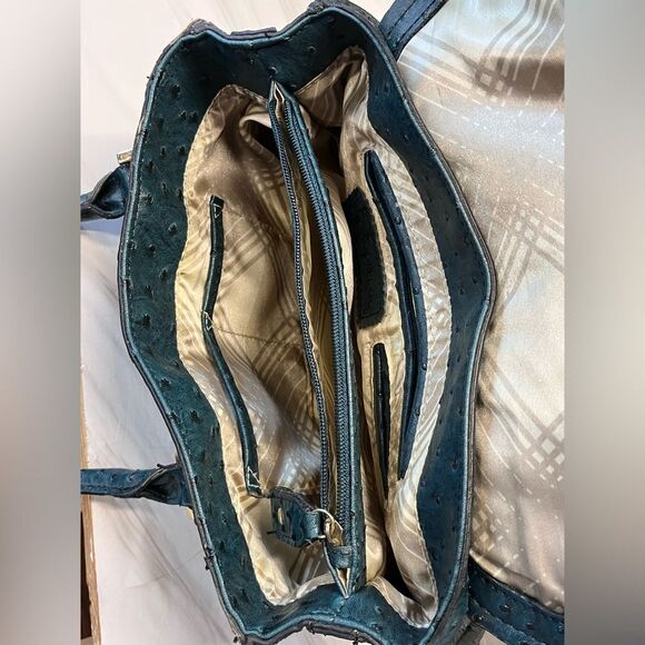 London Fog | Green Simulated Ostrich Skin Leather Purse - Picture 5 of 9